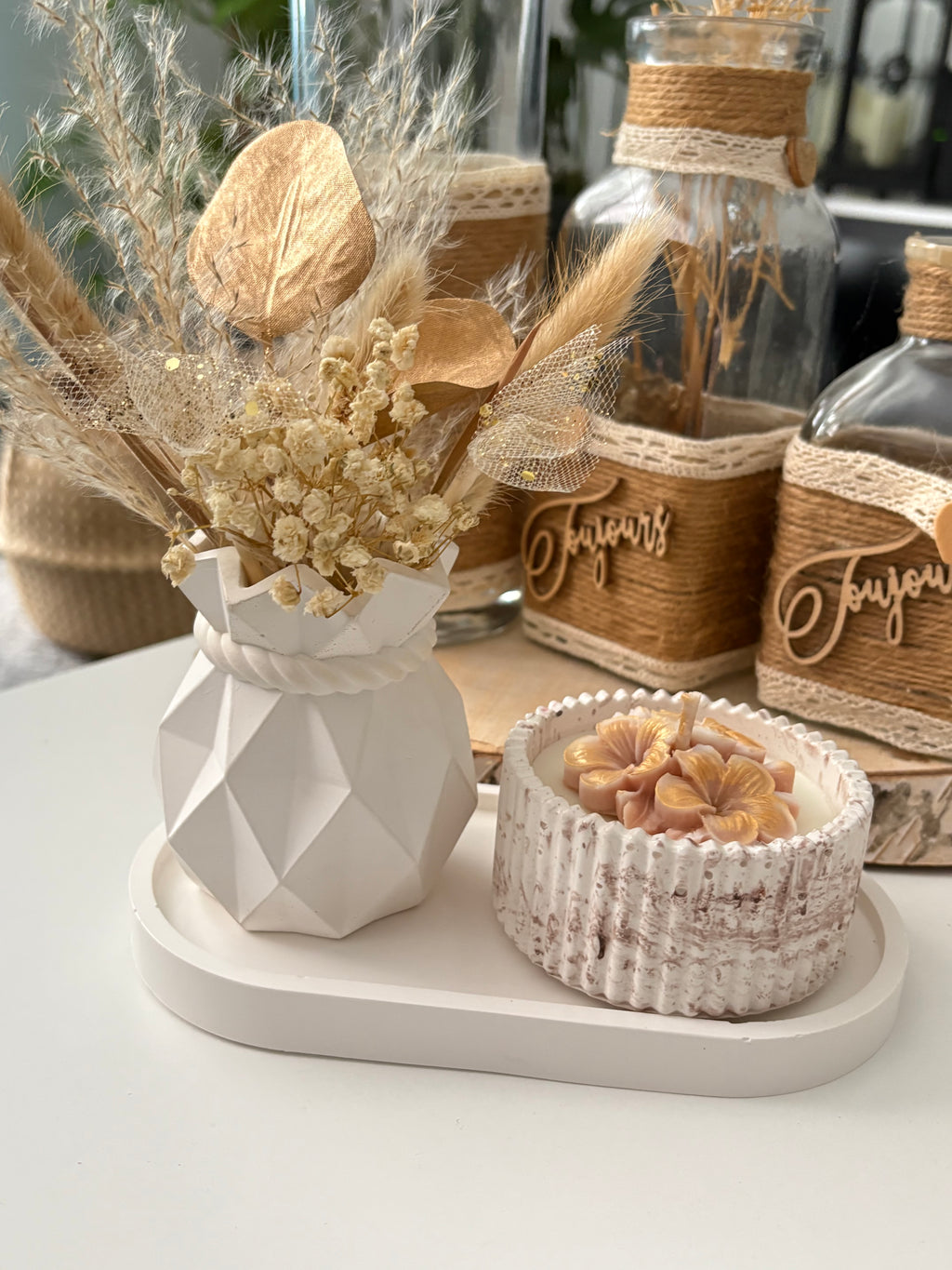 Coffret Douceur Poudrée – Bougie Pomme d’Amour, vase et plateau faits main