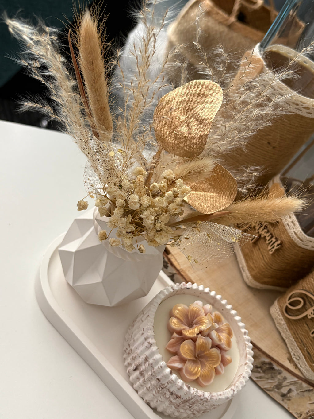 Coffret Douceur Poudrée – Bougie Pomme d’Amour, vase et plateau faits main