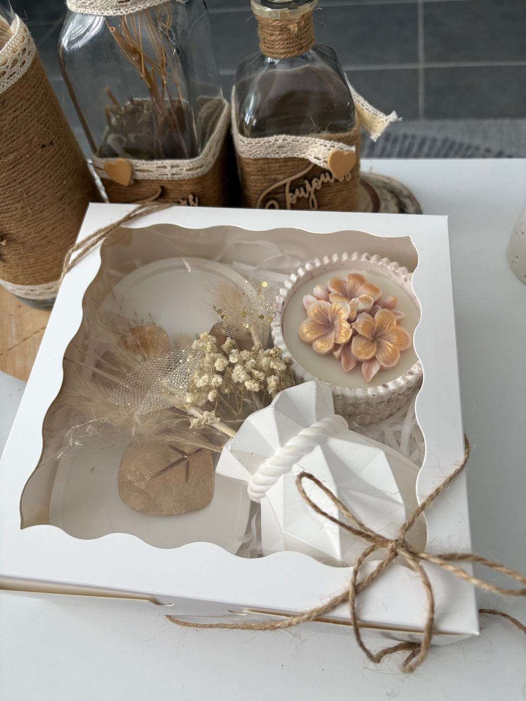 Coffret Douceur Poudrée – Bougie Pomme d’Amour, vase et plateau faits main
