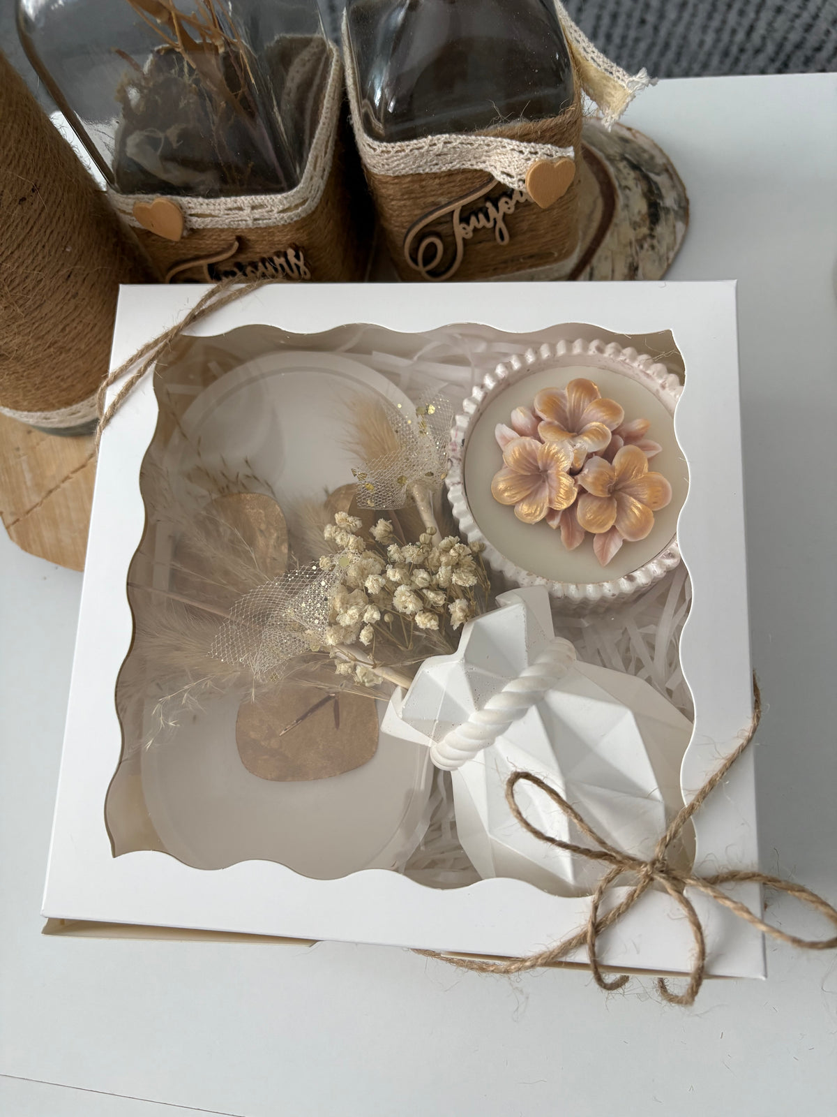 Coffret Douceur Poudrée – Bougie Pomme d’Amour, vase et plateau faits main