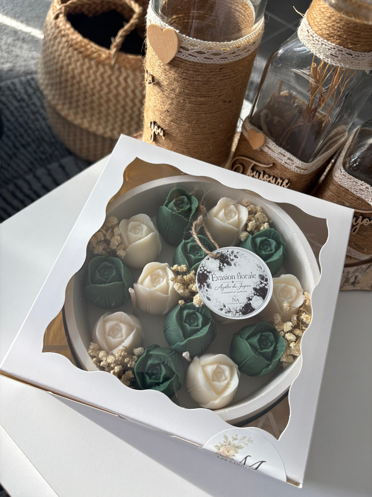 Évasion florale présentée dans sa boîte cadeau à fenêtre avec son étiquette.