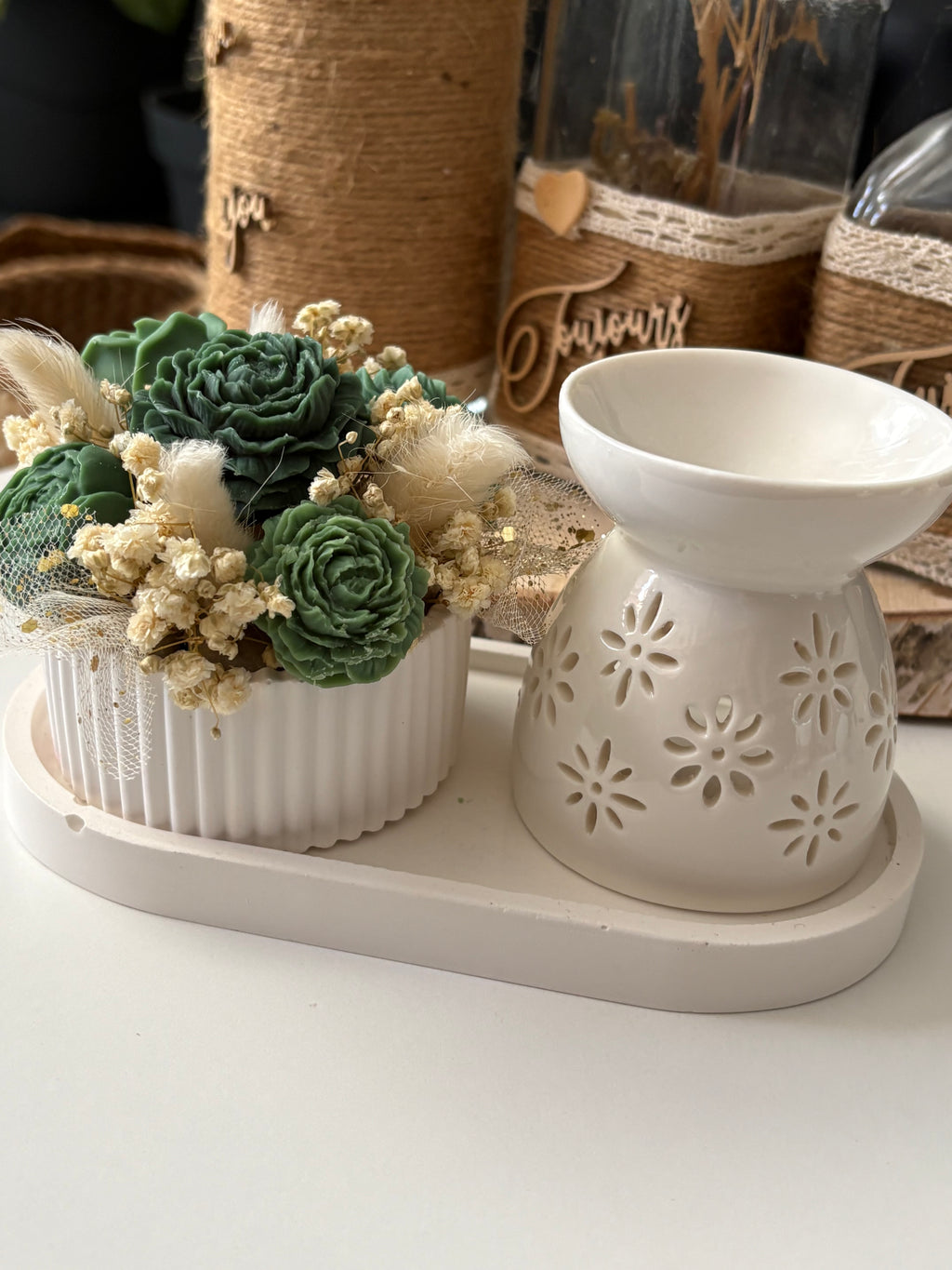 Vue du coffret Rêverie florale déballé, avec sa composition florale et son brûle-parfum en céramique blanche.