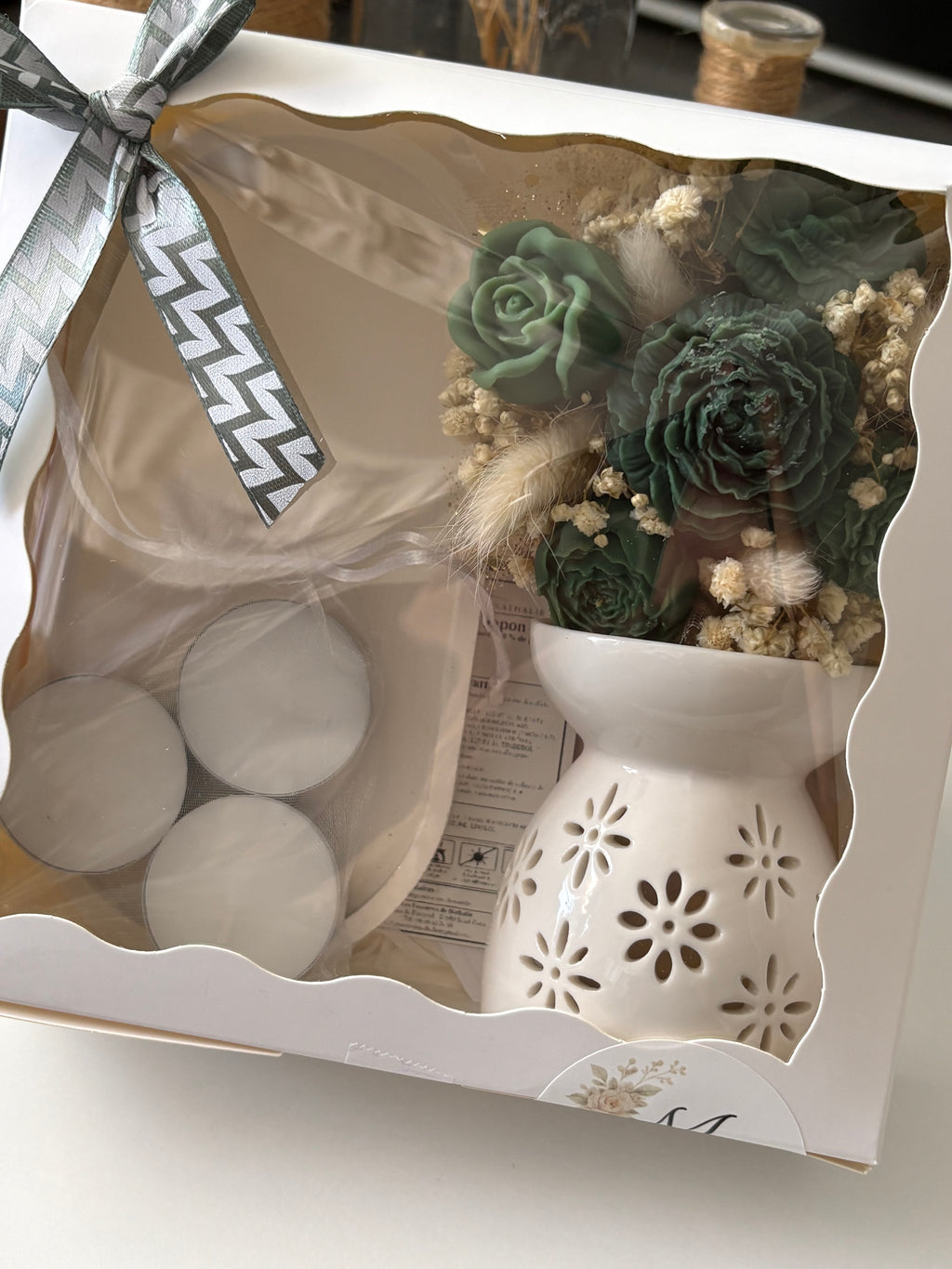 Coffret Rêverie florale dans sa boîte à fenêtre, avec fleurs en cire, brûle-parfum et trois bougies chauffe-plat.