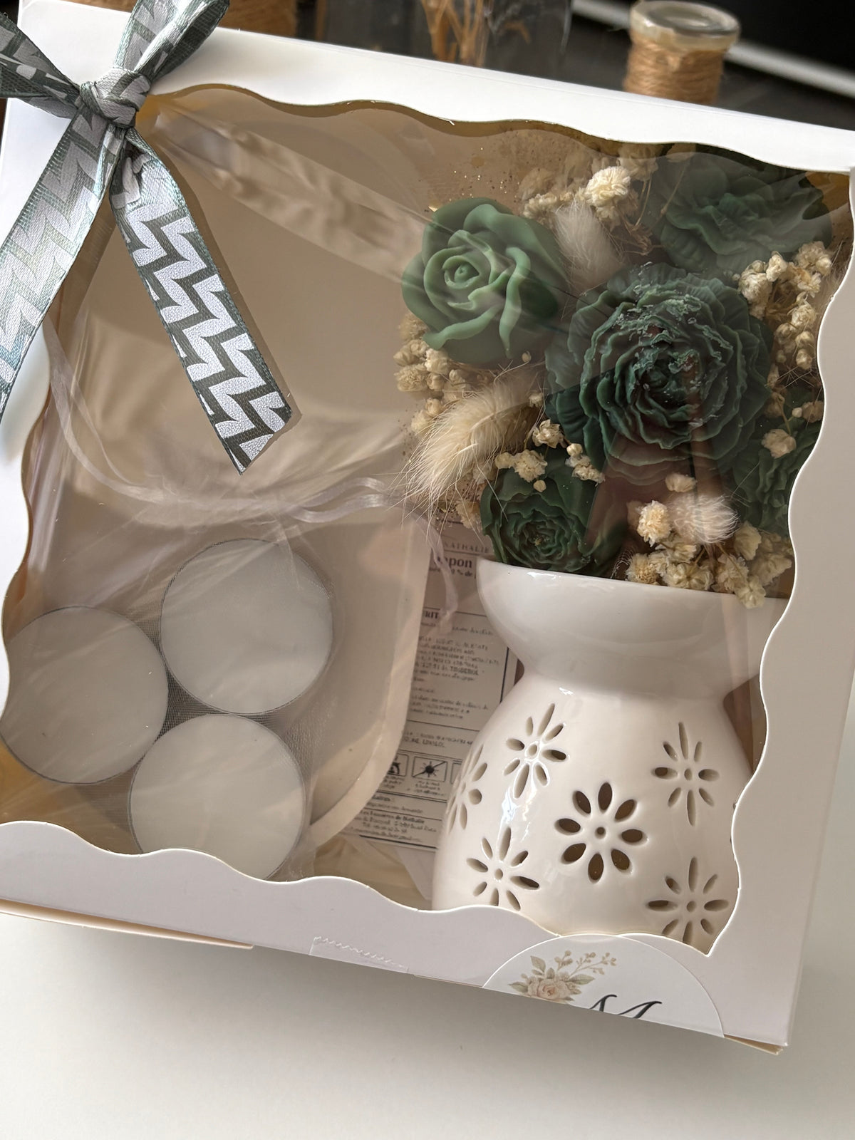 Coffret Rêverie florale dans sa boîte à fenêtre, avec fleurs en cire, brûle-parfum et trois bougies chauffe-plat.