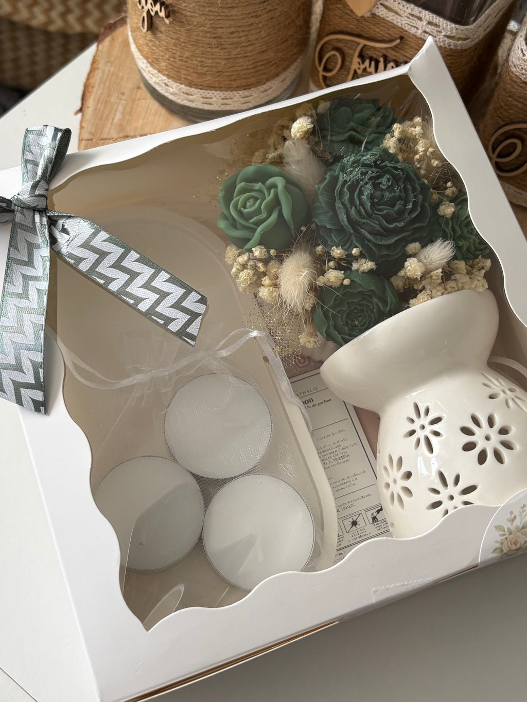 Vue de dessus du coffret cadeau Rêverie florale fermé avec un ruban argenté.