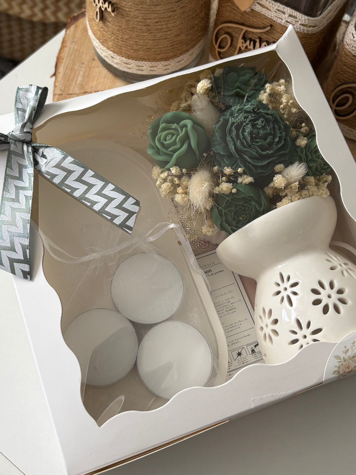 Vue de dessus du coffret cadeau Rêverie florale fermé avec un ruban argenté.