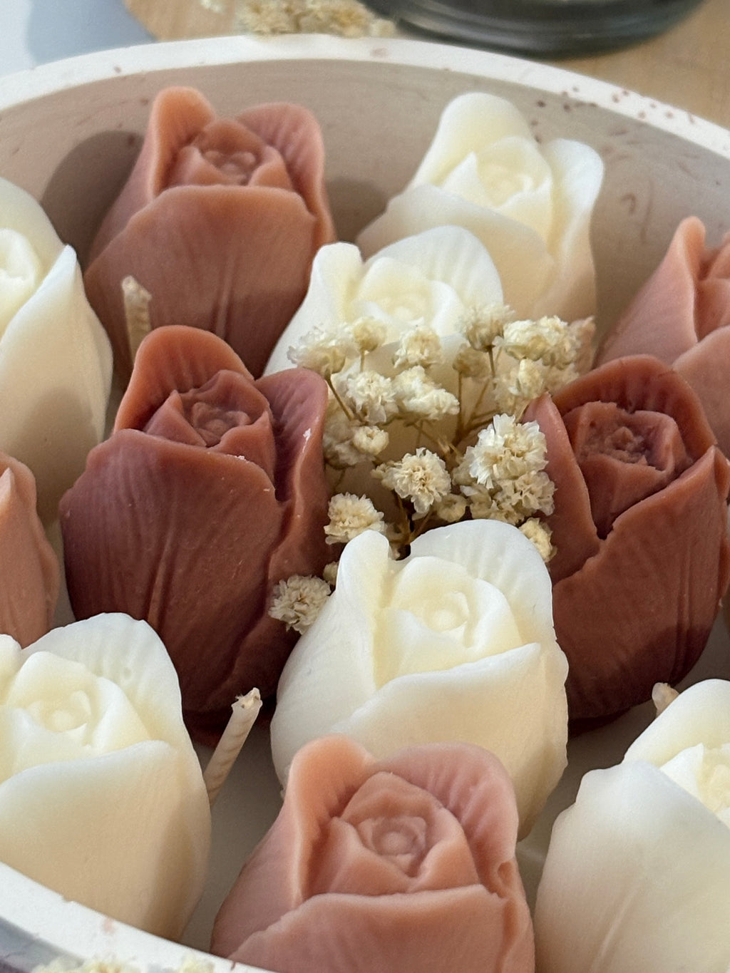Détail des tulipes en cire de la bougie Jardin de soie