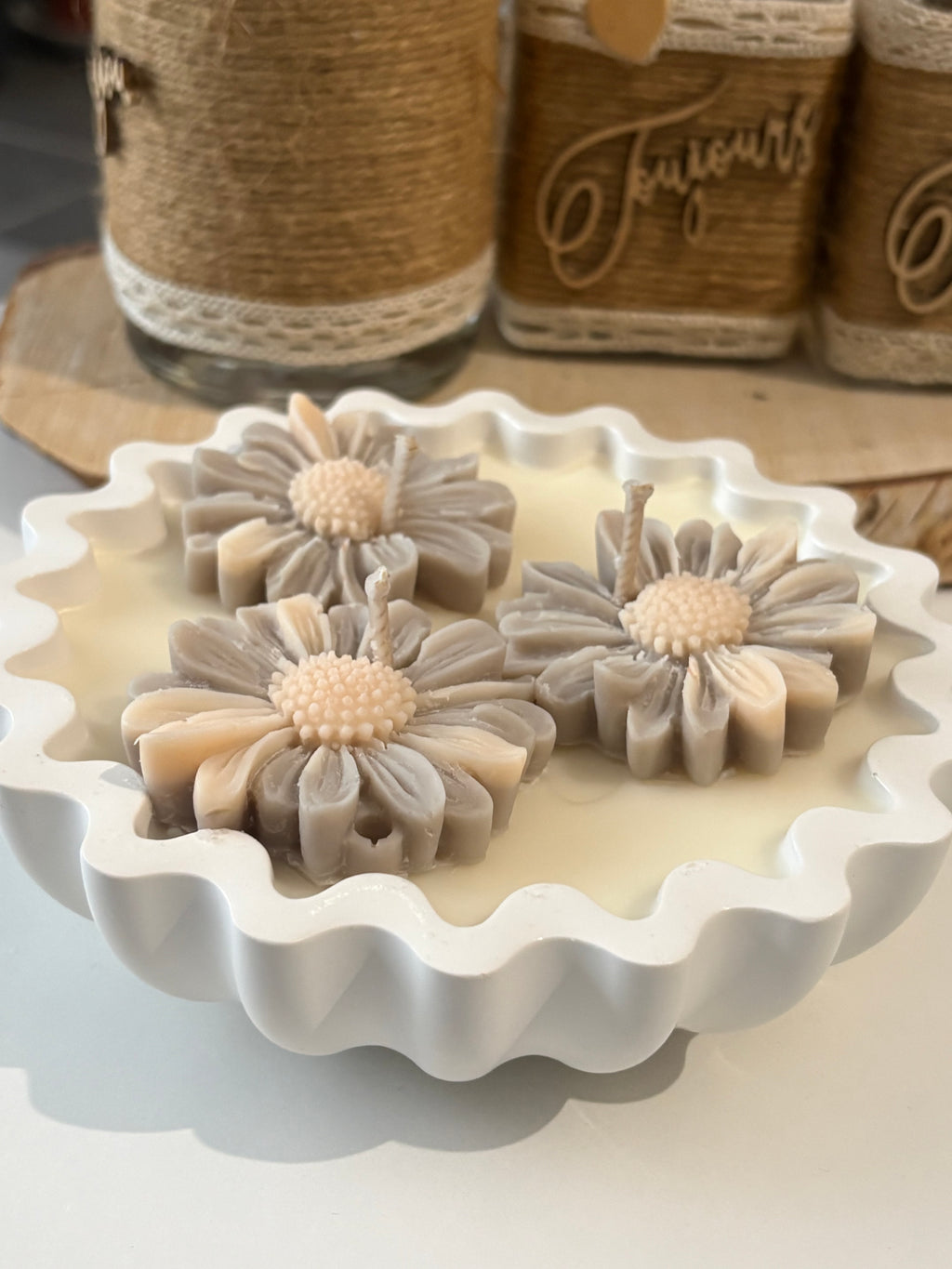 Trio de douceur, bougie fleurie aux trois marguerites beige et taupe dans un contenant blanc