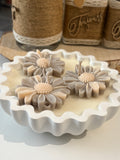 Trio de douceur, bougie fleurie aux trois marguerites beige et taupe dans un contenant blanc