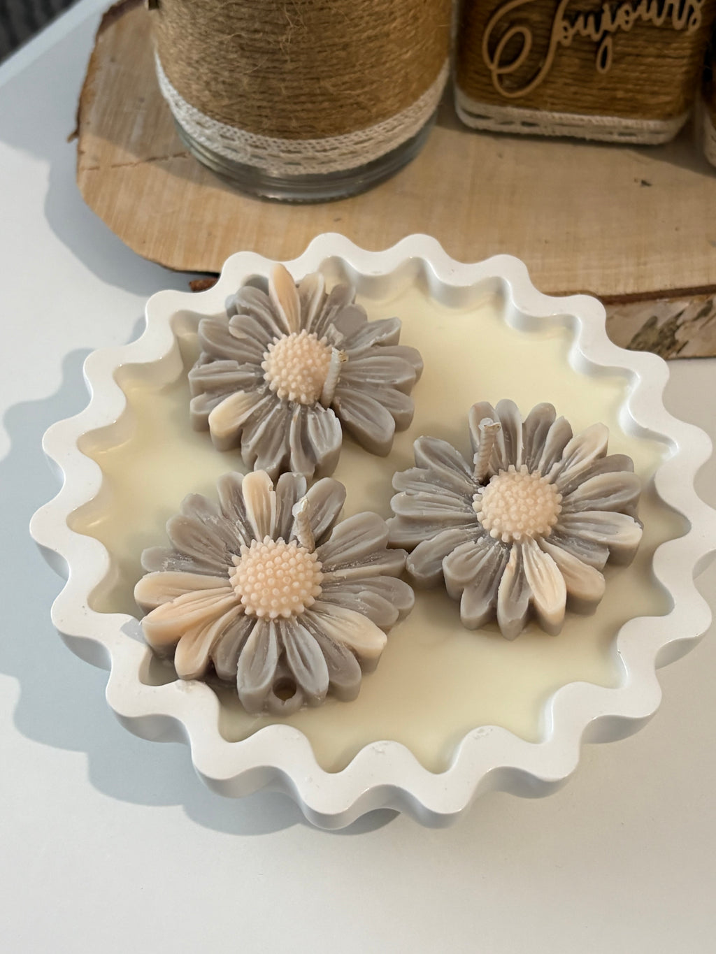 Vue du dessus de Trio de douceur et de ses trois marguerites en cire